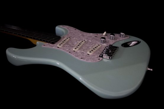 IMG 1858 555x370 - Laj Custom Guitars Strat Blue